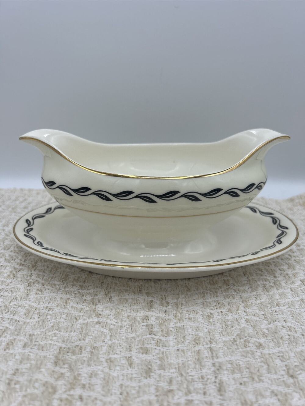 Pope Gosser Black Laurel - Round Gravy Boat - Double Lipped Attached Underplate